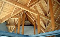 Garage mit Krüppelwalmdach