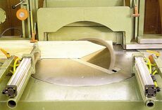 Hydraulische Untertischschwenkkappsäge